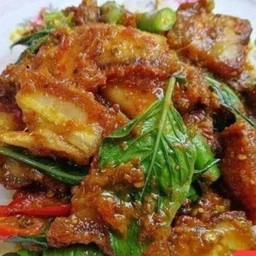 ข้าวหมูกรอบผัดพริกแกง