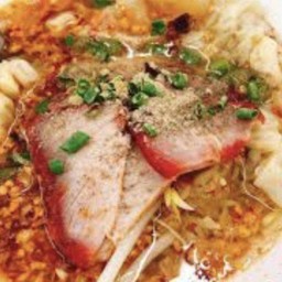บะหมี่ต้มยำเกี๊ยวหมูแดง