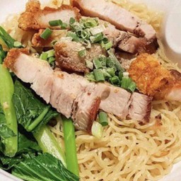 บะหมี่น้ำหมูกรอบ