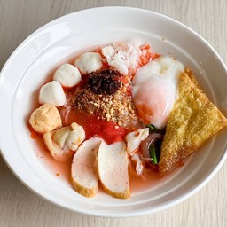 ก๋วยเตี๋ยวต้มยำเย็นตาโฟลูกชิ้นปลาภูเก็ต ไข่ออนเซ็น