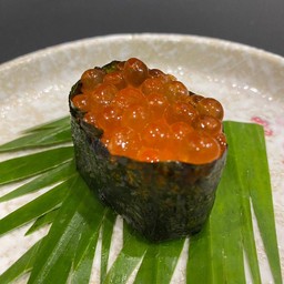 ซูชิหน้าไข่ปลาแซลมอน เม็ดใหญ่ (Chum Ikura Sushi)