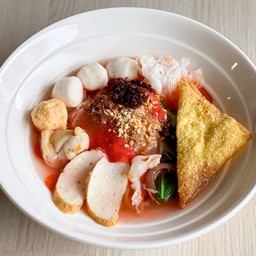 ก๋วยเตี๋ยวต้มยำเย็นตาโฟลูกชิ้นปลาภูเก็ต