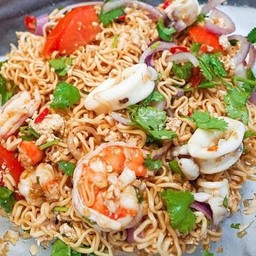 ยำม่าม่ารวม กุ้ง,ปลาหมึก,หมูยอ,เล็บมือนาง,ใส้กรอก (แบบปลาร้า,แบบไม่ปลาร้า)