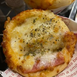 โบโลน่าชีสโคน