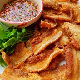 หมูทอด สามชั้นสไลด์ ทอดน้ำปลา (กับข้าว)