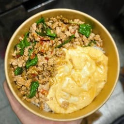 นกฮูก-กะเพราไข่ข้น & ขนมปังปิ้ง คลองเตย