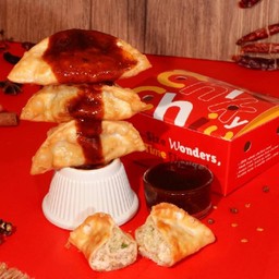 เกี๊ยวซ่าไก่ ซอสหม่าล่า (Chicken Gyoza Mala Sauce)