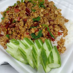 กระเพาหมูสับกับข้าว