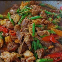 พริกแกงถั่วเครื่องในไก่