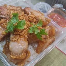 หมูกรอบกระเทียมราดข้าว