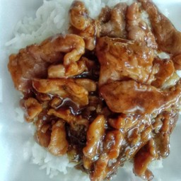 เนื้อสัตว์ผัดซีอิ๊วราดข้าว