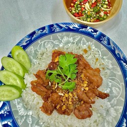 ข้าวหมูกระเทียมพริกไทย