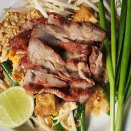 ผัดไทยหมูแดง