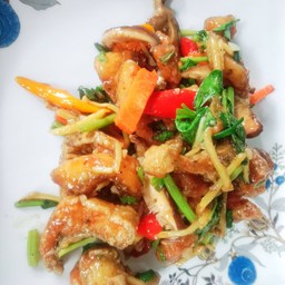 ปลานิลทอดผัดคื่นช่ายราดข้าว