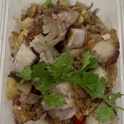 หมูกรอบคั่วพริกเกลือเป็นกับ