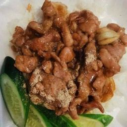 ข้าวหมูกระเทียมไข่ดาว