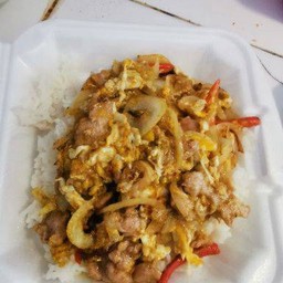 ผัดผงกะหรี่ราดข้าว หมู ไก่