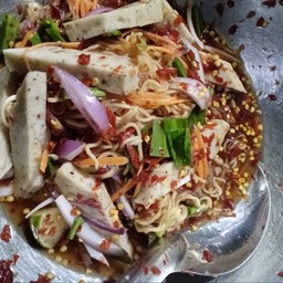 ยำมาม่าใส่หมูยอ