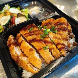 ข้าวหมูทอดทงคัตสึ สลัดผัก+ซุปมิโซะ