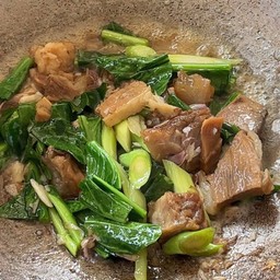 ข้าวคะน้าเนื้อตุ๋น