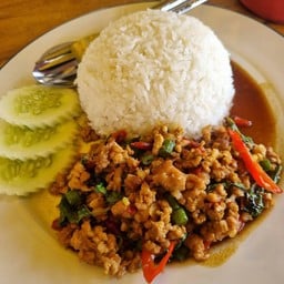 กระเพราหมูสับราดข้าว