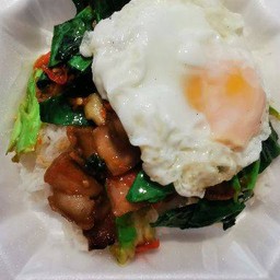 ข้าวคะน้าหมูกรอบไข่ดาว