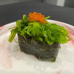 ซูชิหน้ายำสาหร่าย (Spicy Seaweed Salad Sushi)