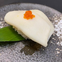 ซูชิหน้าเป่าฮื้อจักรพรรดิ์ (Emperor Abalone Sushi)