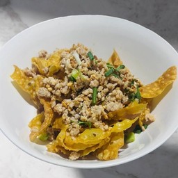 ยำเกี๊ยวกรอบหมูสับ