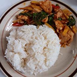 กะเพราไก่ไส่หน่อไม้ดอง