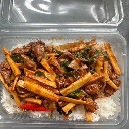 ผัดพริกแกงเครื่องในไก่ใส่หน่อไม้