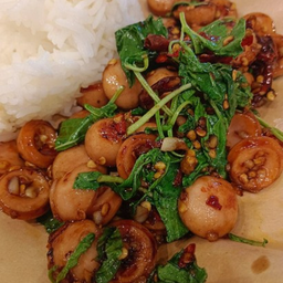 กะเพราไส้กรอกไก่หนังกรอบพริกแห้ง