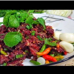 ก้อยเนื้อดิบใส่เลือด