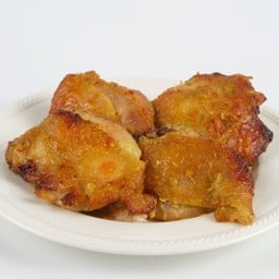 ไก่ย่างโบราณ 4 ชิ้น พร้อม ซอส 2 ถ้วย