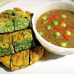ชะอมชุบไข่ทอดน้ำพริกกะปิเป็นกับข้าว