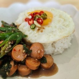 ข้าวราดกะเพราไส้กรอก