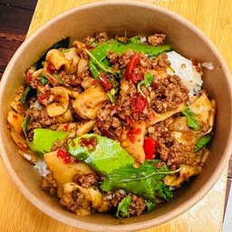 ข้าวผัดพริกแกงเนื้อสับหน่อไม้ดอง