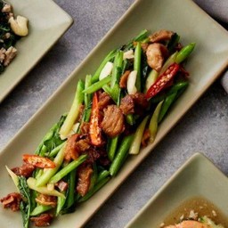 ผัดคะน้าหมูกรอบ