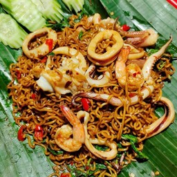 ผัดมาม่ากระเพราซีฟู๊ด