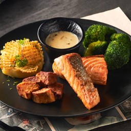 ปลาแซลมอนย่างซอสไวน์ขาว