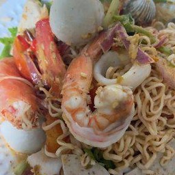 ยำมาม่าน้ำข้น (หมูยอ+หมูสับ+กุ้ง)