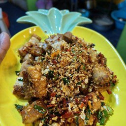 หมูกรอบคั่วพริกเกลือ กับข้าว