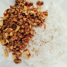 ข้าวหมูสับผัดพริกเผาไข่เค็ม