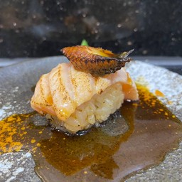 ซูชิแซลมอนอุนางิเบิร์น (Burnt Unagi Salmon Sushi)