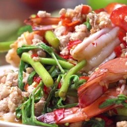 ยำกระเฉดหมูสับ