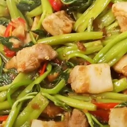 ข้าว ราดผักบุ้งผัดกะปิหมูสามชั้น