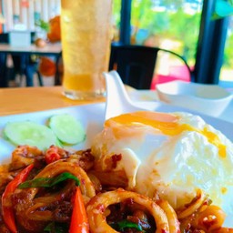 ผัดพริกแกงปลาหมึก+ไข่ดาว