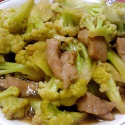 ข้าวหน้าผัดดอกกะหล่ำหมูชิ้น