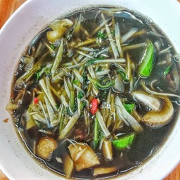แกงหน่อไม้สด(ใส่ผักแขยง)