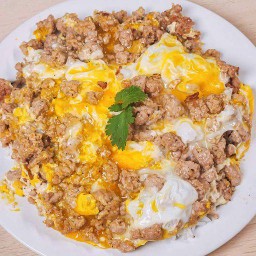 ข้าวหมูสับคั่วไข่